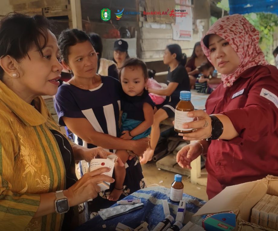 Kadiskes Pimpin Langsung Pelaksanaan Pengobatan dan Pemeriksaan Penyakit Kulit di Desa Meranggau